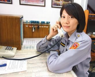 　　27歲的臺(tái)灣高雄市鹽埕區(qū)女警王文君，留一頭俏麗短發(fā)，身高175公分。《聯(lián)合報(bào)》圖