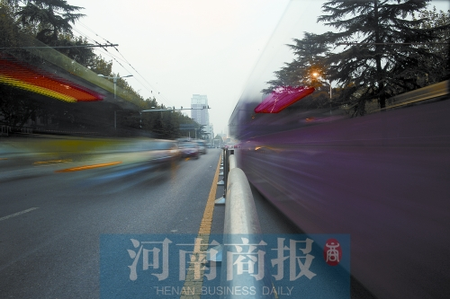 如今的建設(shè)路拓寬了不少，各種車輛川流不息（照片為多次曝光合成）