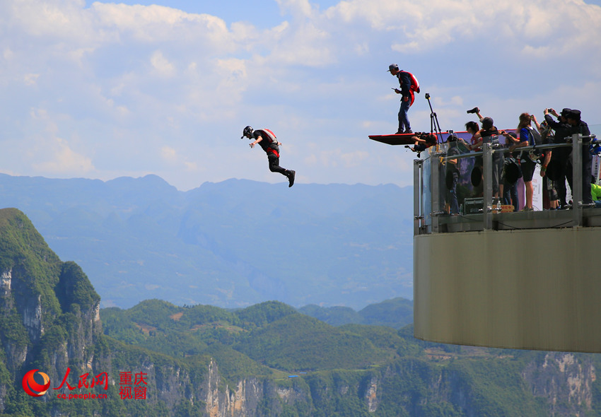 28日，2016世界低空跳傘大賽在重慶云陽龍缸景區(qū)正式開賽。圖為選手角逐中。劉政寧 攝
