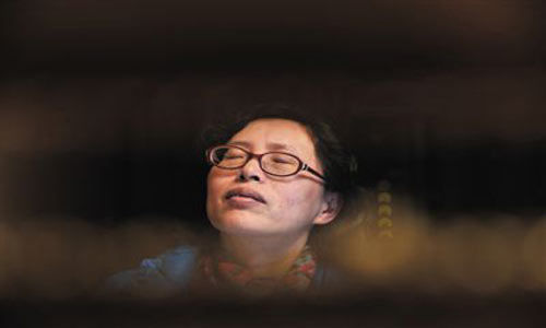 人們將醫(yī)療制度的憤懣情緒，寄托在這個走廊醫(yī)生身上，共同沉浸在受迫害的幻覺之中