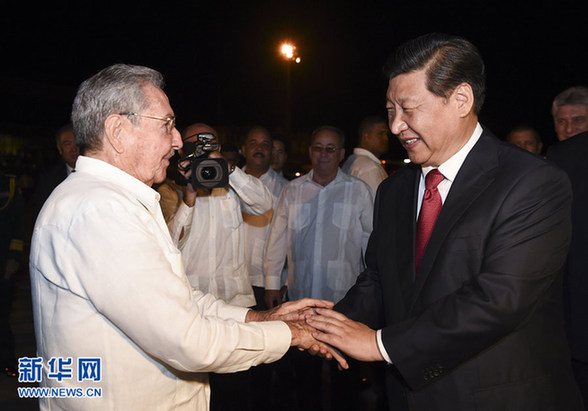 這是古巴國務(wù)委員會(huì)主席兼部長會(huì)議主席勞爾·卡斯特羅到機(jī)場為習(xí)近平送行。